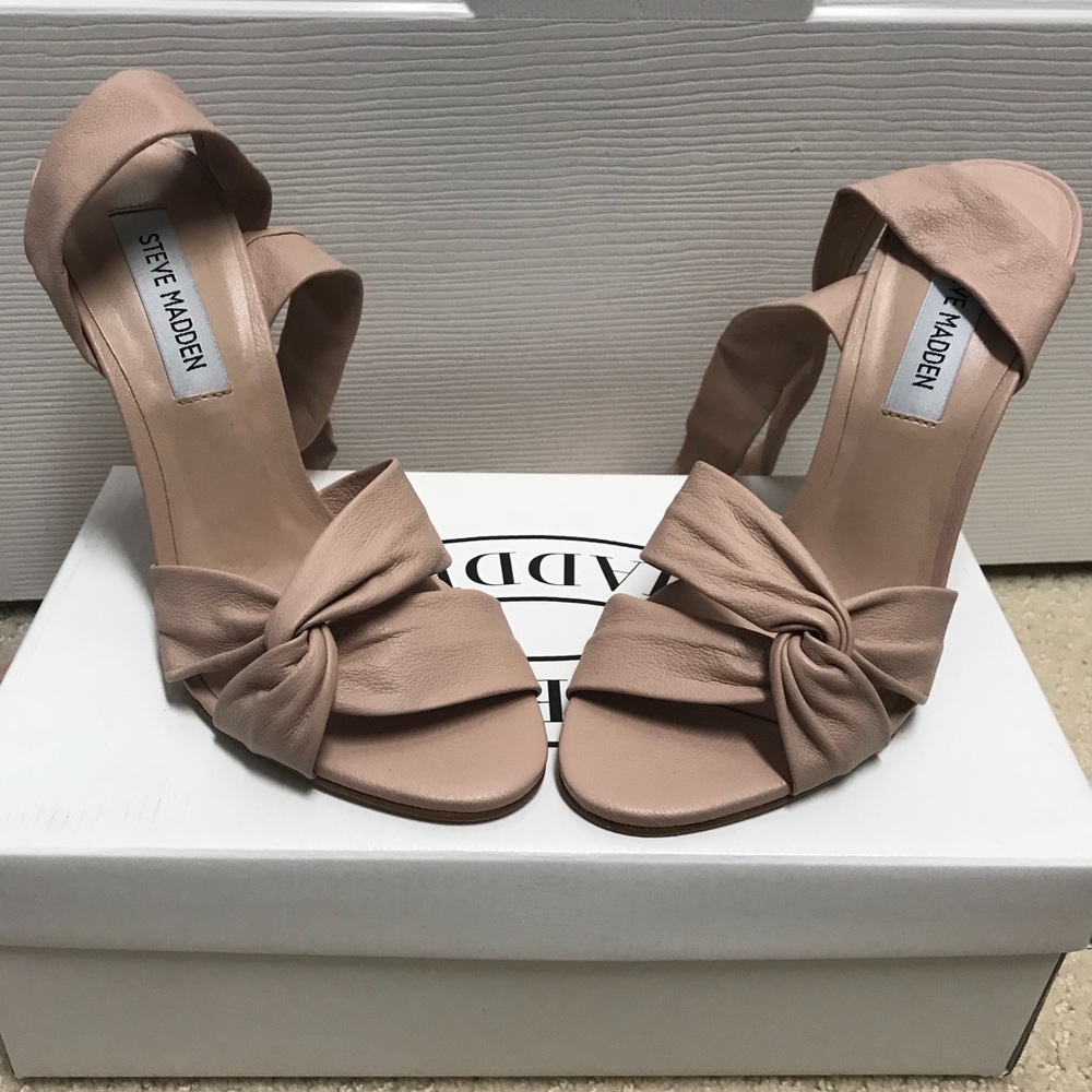 Brand new! Beautiful Steve Madden tie up heels